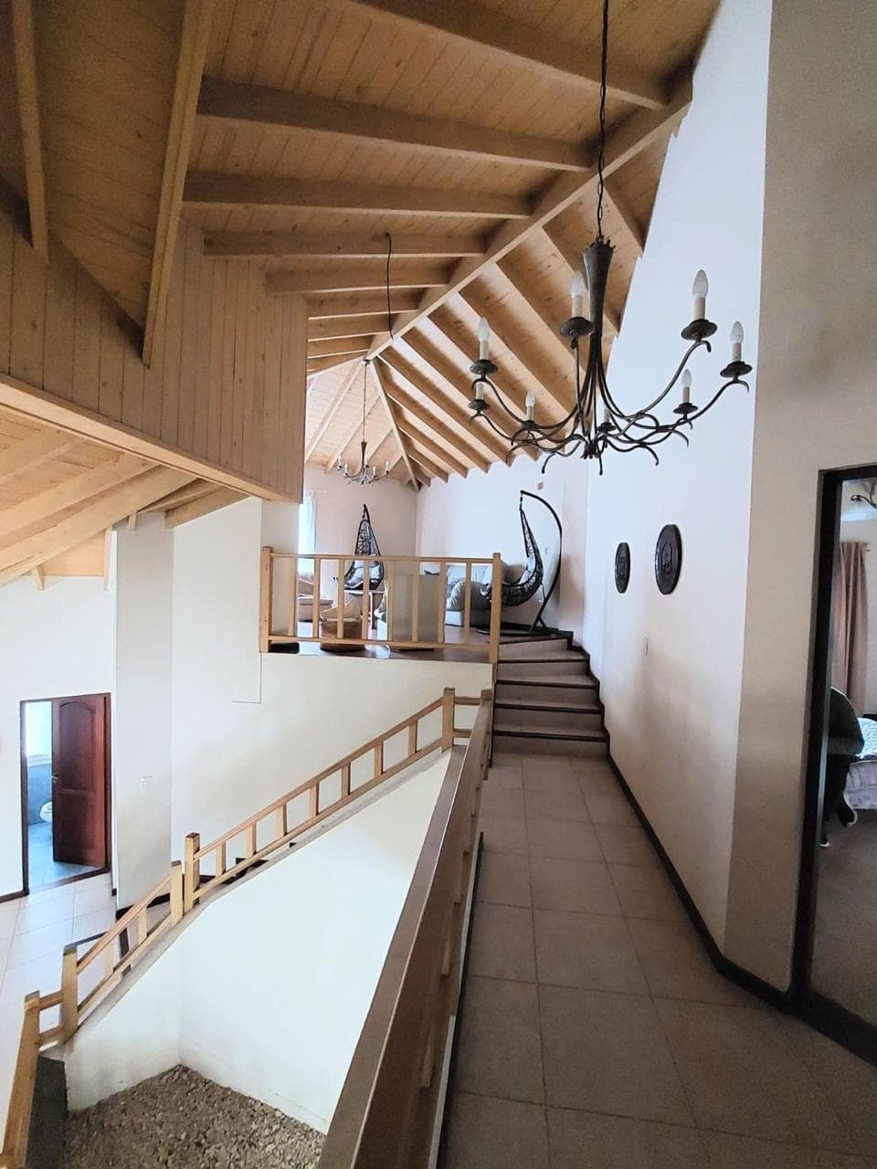Galería del primer piso con techos de madera a dos aguas