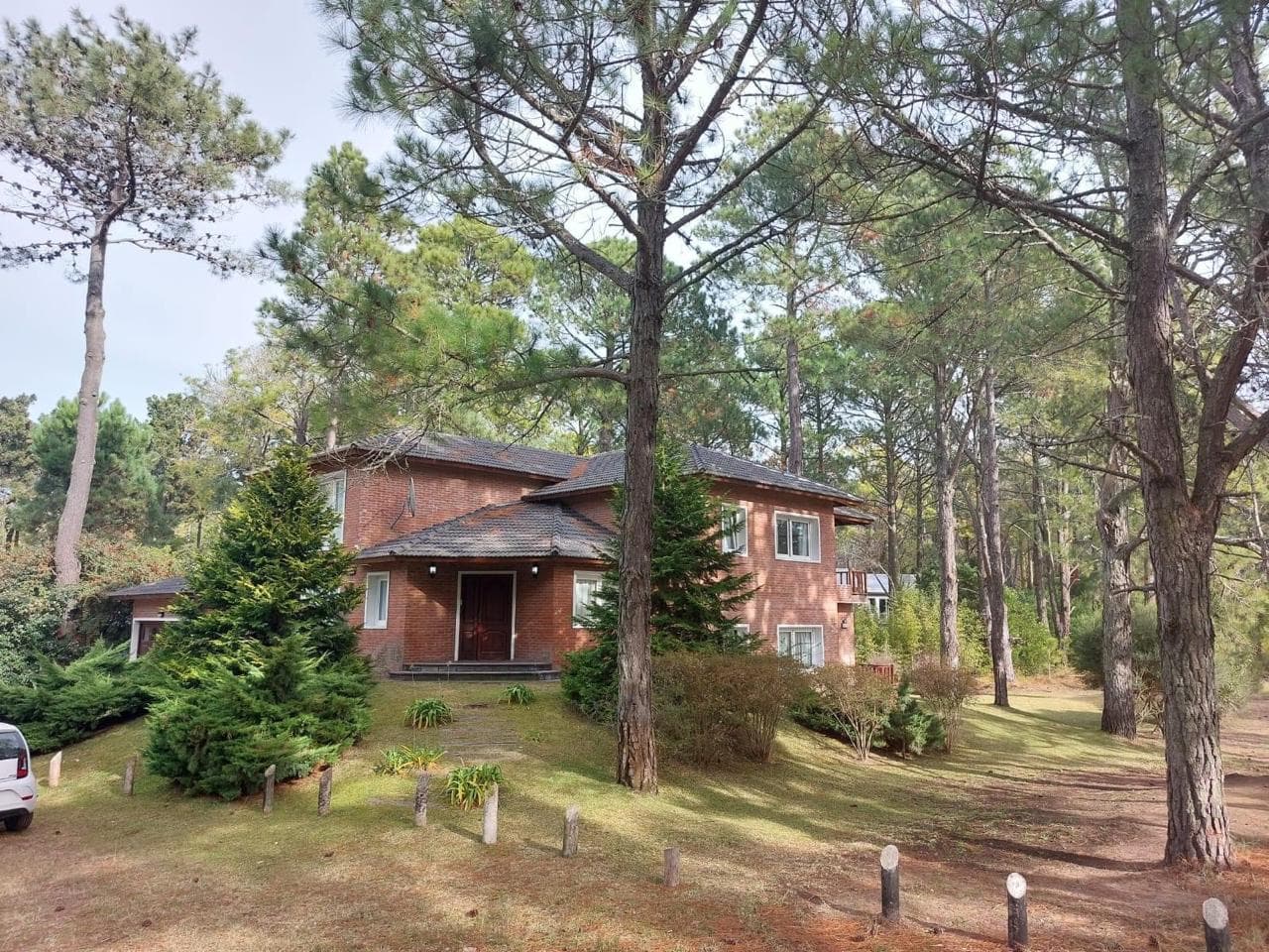 Fachada de Casa del Pinar entre los pinos