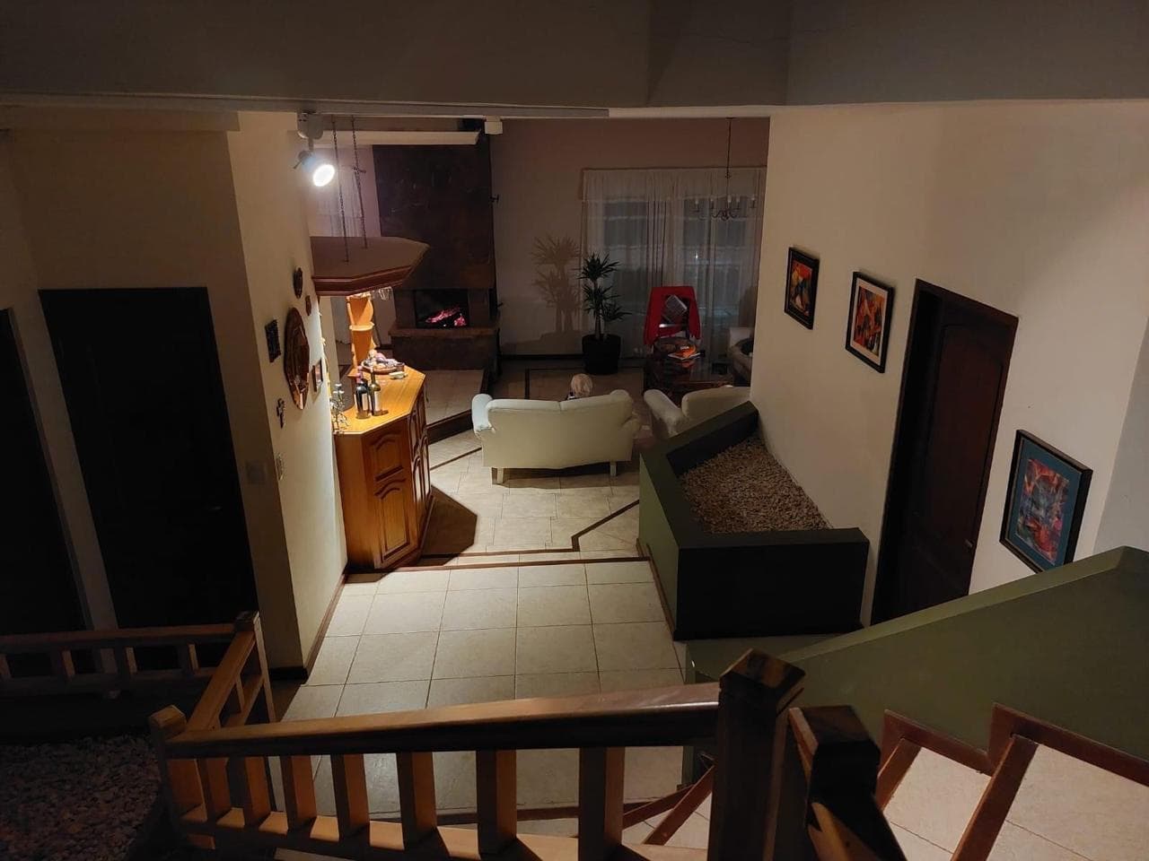 Living de Casa del Pinar con el hogar encendido, de noche